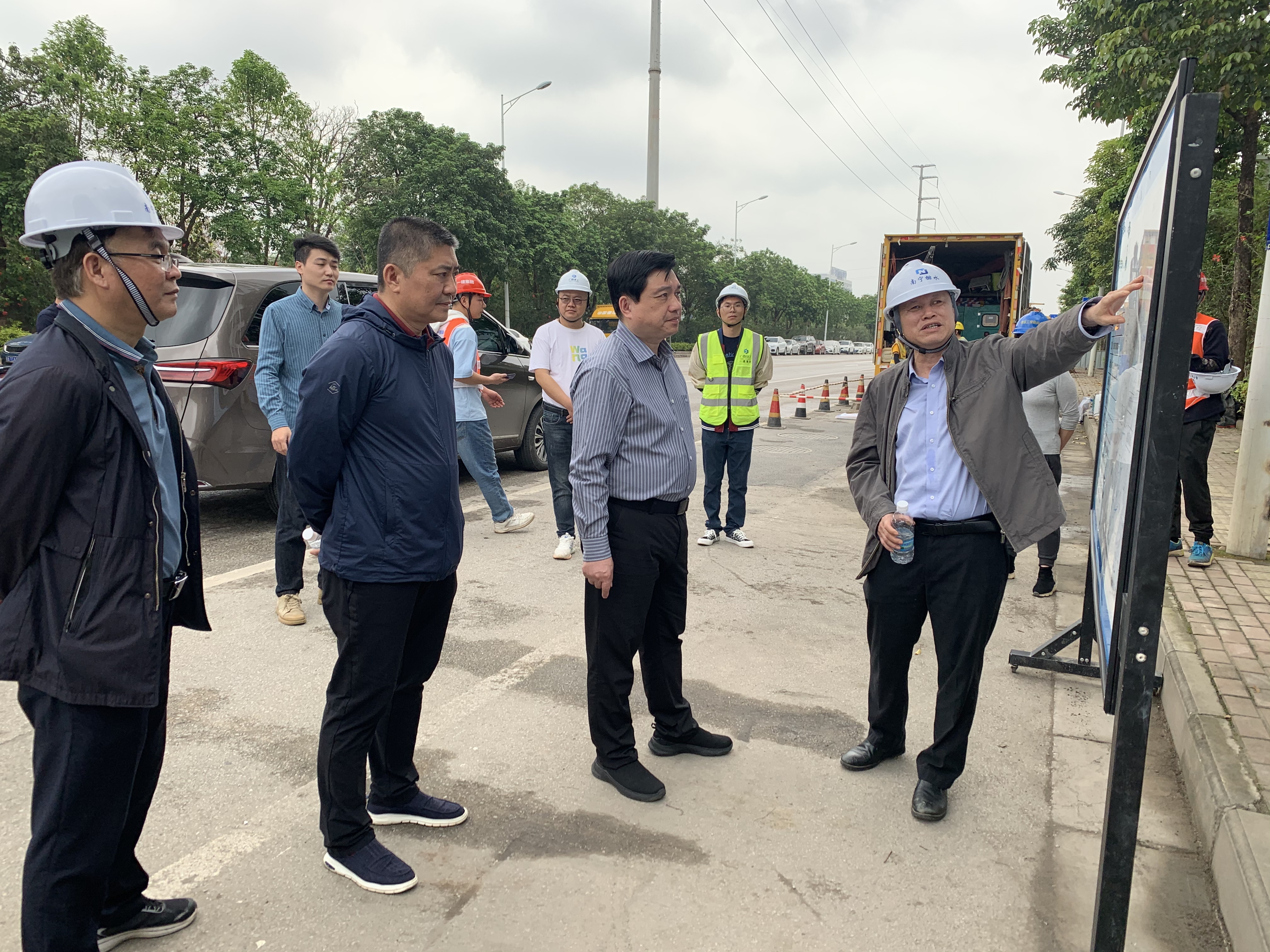 南寧市委常委、政法委書記黃寧到南寧市雨污水管網(wǎng)改造項(xiàng)目第六期工程開展調(diào)研工作